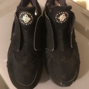 Black Nike Air Huarache size 10